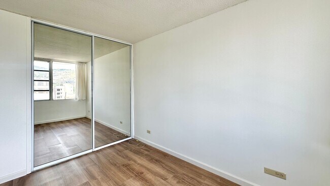 Building Photo - SPACIOUS 2 BED/2 BATH/1 PRKG, Washer/Dryer...