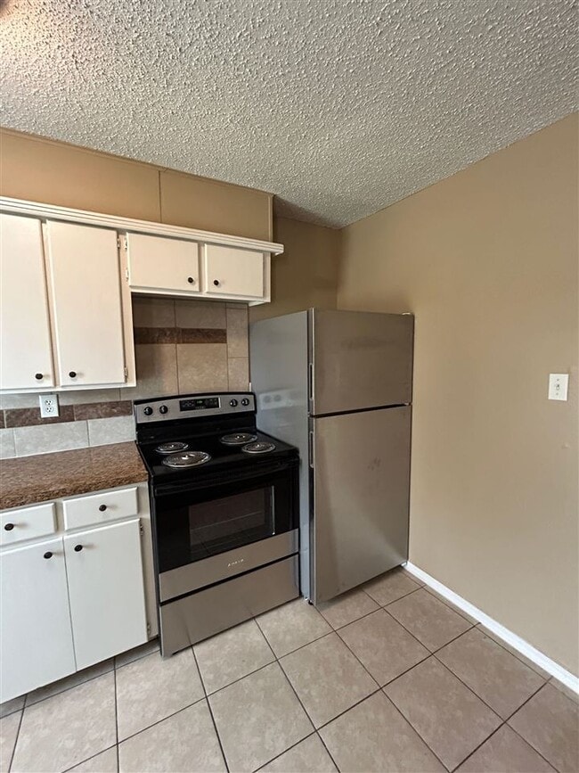 Building Photo - 6202 NW Elm Ave