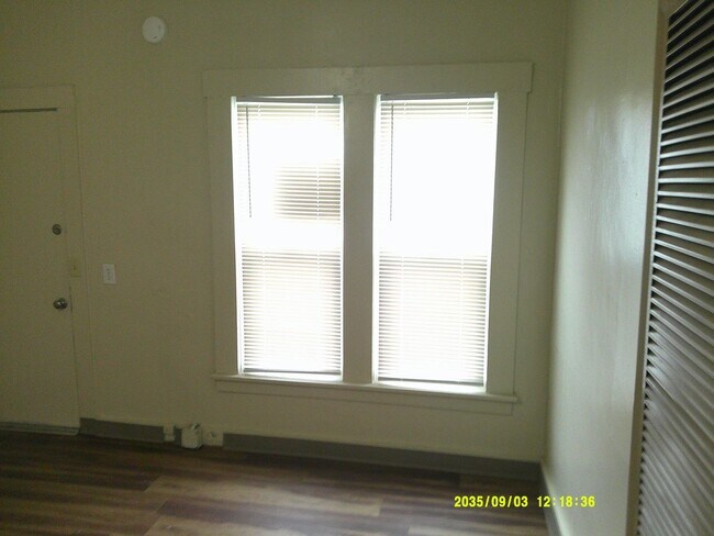 Building Photo - 140-14