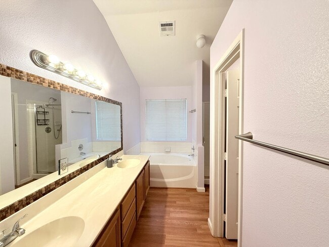 Building Photo - Spacious 4-Bedroom, 2-Bathroom Single-Stor...