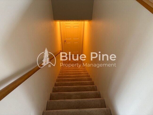 Building Photo - 3863 Ridgeview Cir