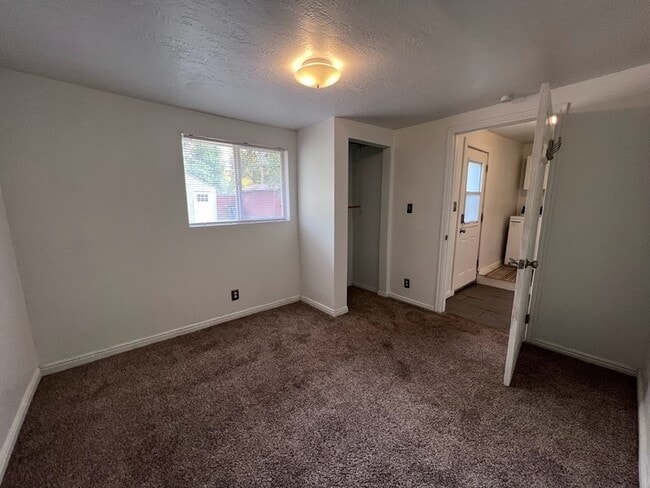 Building Photo - 923 S 400 E