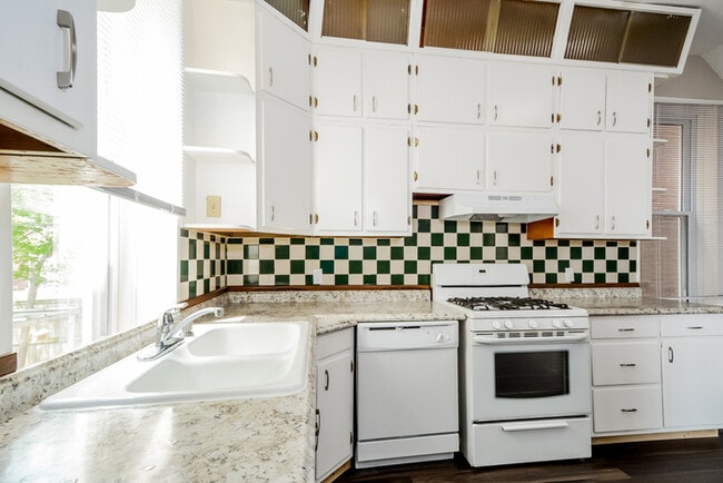 Building Photo - Fantastic 3bd/2ba home! Coming soon!