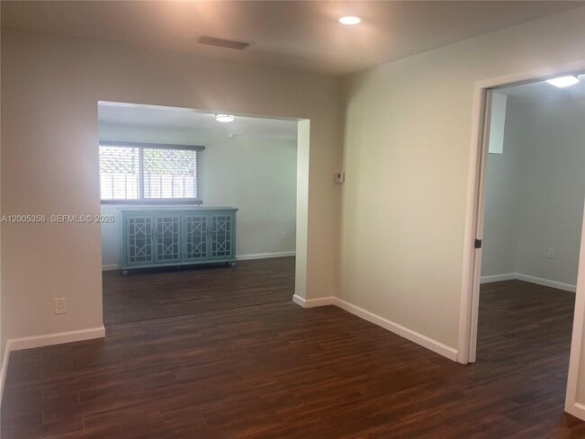 Building Photo - 554 NE 74th St