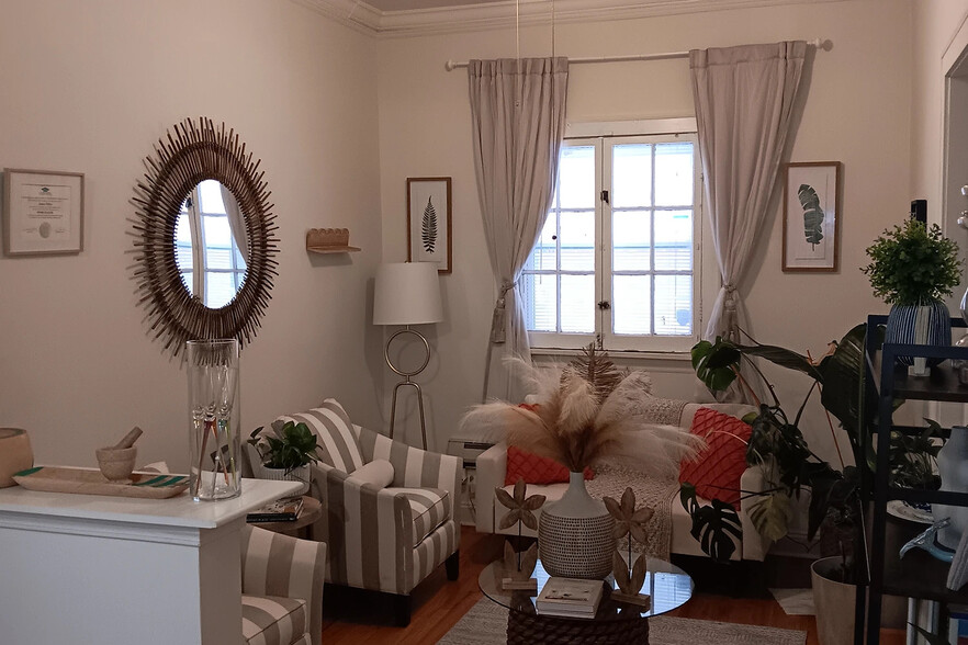 Building Photo - 910 Green Bay Rd