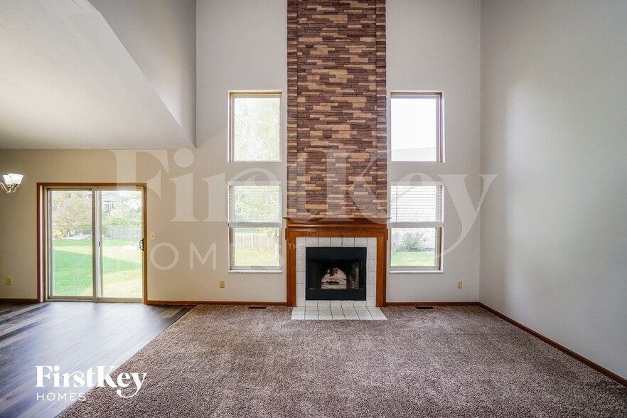 Building Photo - 1558 Royal Oak Dr