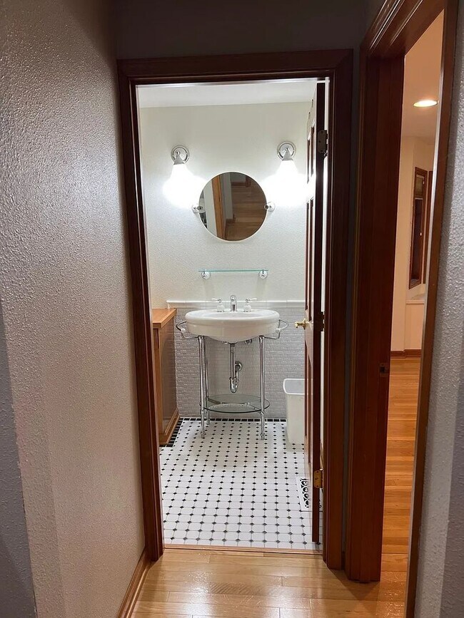 Building Photo - CUSTOM 3BD 2.5BA HARDWOOD FLOORS THROUGHOUT