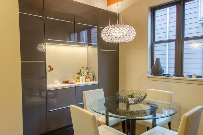 Building Photo - 2Bd/1.5Ba Seattle Townhouse