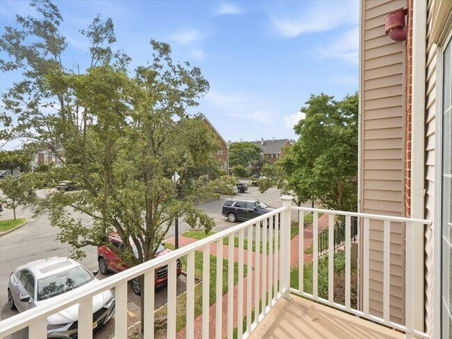 Building Photo - 10 Cottonwood St
