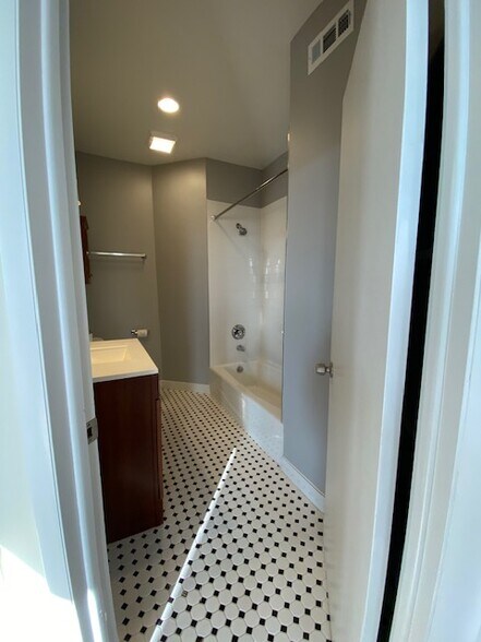 Building Photo - 1461 W Fullerton Ave