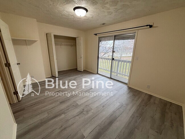 Building Photo - 1464 Falcon Dr