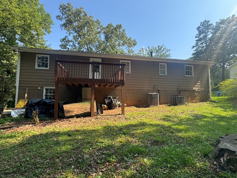 Building Photo - Room in House on Willowbrook Dr