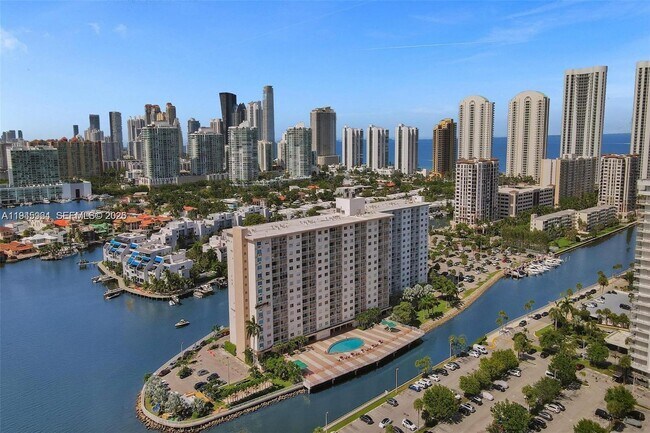 Building Photo - 400 Kings Point Dr