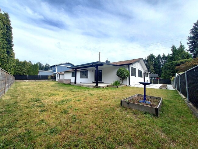 Building Photo - Charming and One of a Kind Three Bedroom