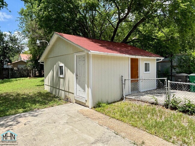 Building Photo - Cozy and Bright 3bedroom/1bath Vintage cha...