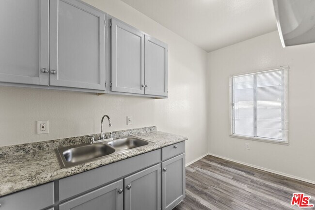 Building Photo - 842 W 83rd St
