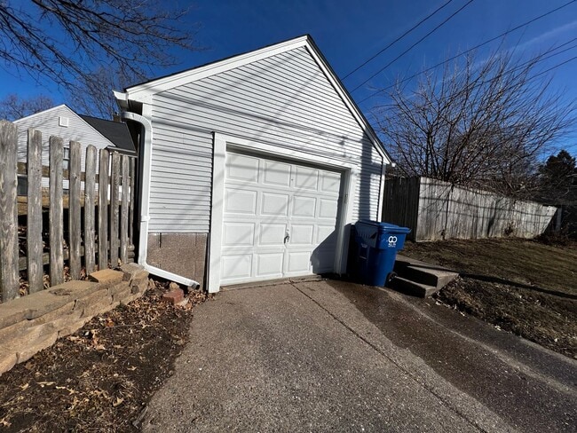 Building Photo - 2 bedroom home with bonus room in Davenport
