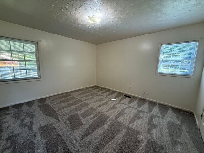 Building Photo - 3 Bedroom 2 Bathroom