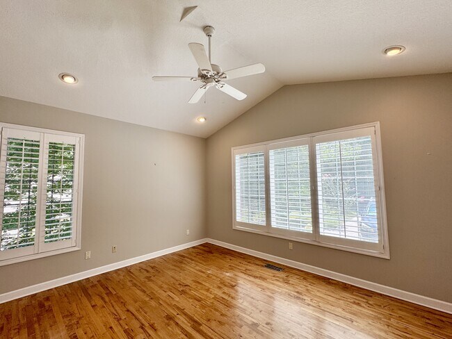 Building Photo - 124 Vinita Ln