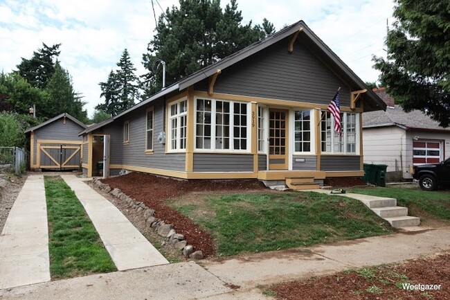 Primary Photo - CUTE COTTAGE IN MILWAUKIE!