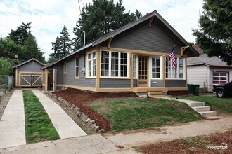 Building Photo - CUTE COTTAGE IN MILWAUKIE!