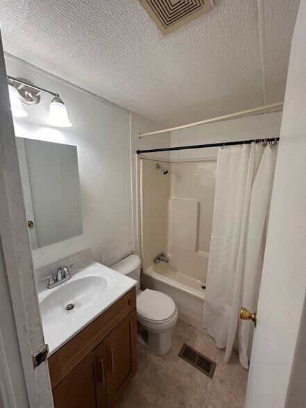 Building Photo - 7555 R H Rd