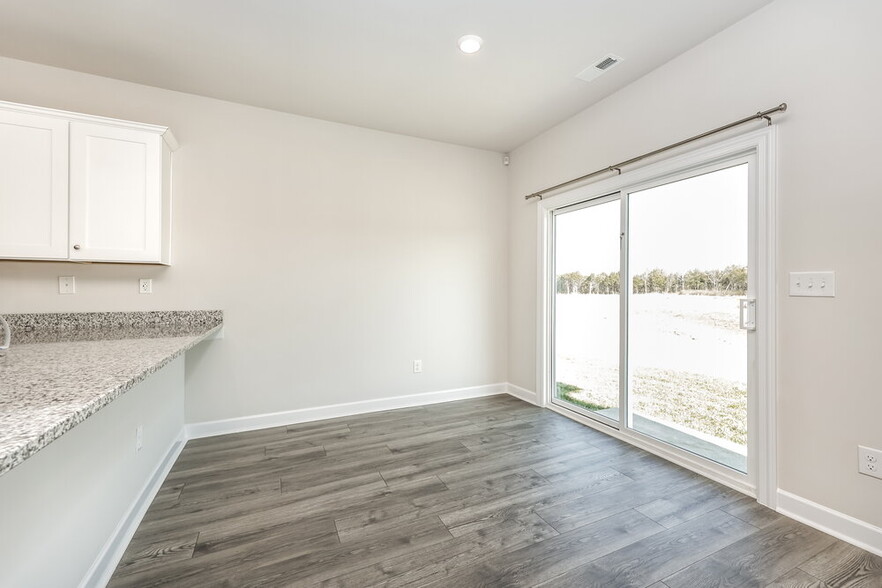 Building Photo - 3325 Quintana Dr