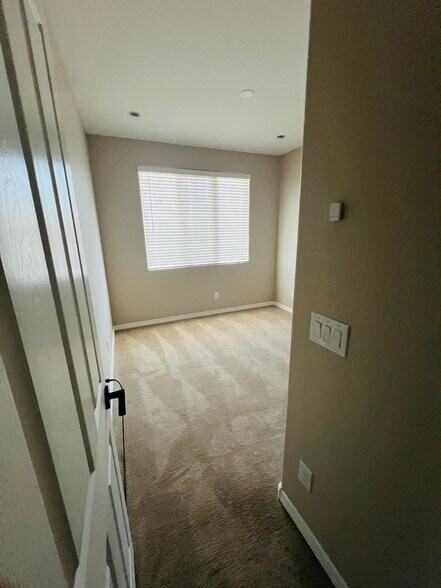 Building Photo - 946 W Macaw Dr