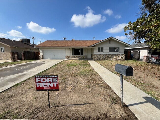 Primary Photo - Wonderful Porterville House, Available Now!