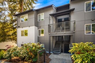 Building Photo - 2 Bed, 1 Bath Condo with Easy Access to I-405