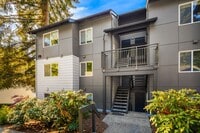 Building Photo - 2 Bed, 1 Bath Condo with Easy Access to I-405