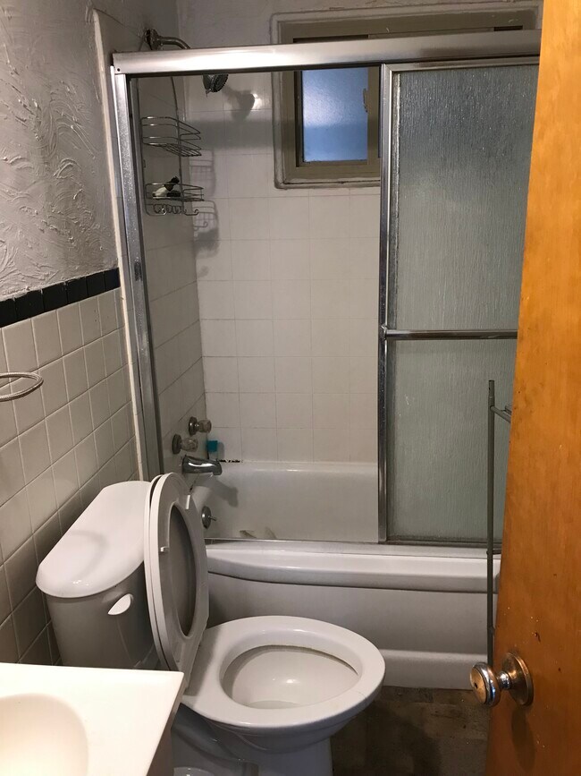 Building Photo - 8928 Jefferson St NE