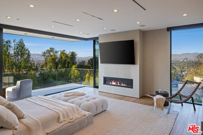 Building Photo - 16801 Oak View Dr