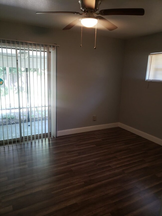 Building Photo - 9406 N Mulberry St