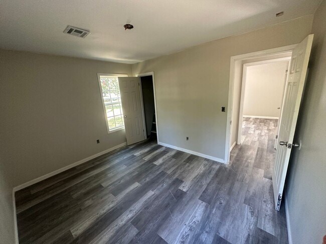 Building Photo - Cozy home in North Tulsa on a quiet street...