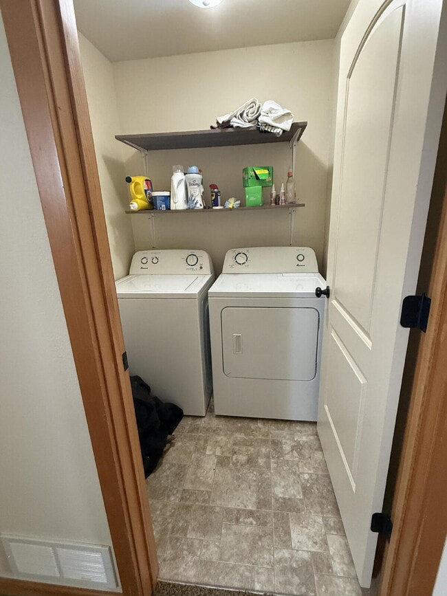 Building Photo - "Spacious 3-Bed & 2.5 Baths in 1700 Sq Ft!"