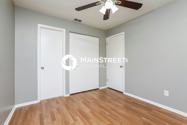 Building Photo - 3 Bedroom Pet-Friendly Home in ORLANDO, FL with Main Street Renewal