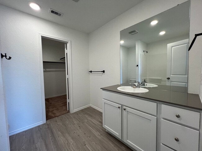 Building Photo - NEWER 4BDRM HOME IN LONDON ISD!