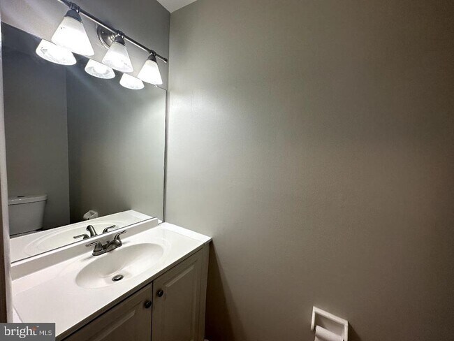 Building Photo - 8121 Fenwick Ct
