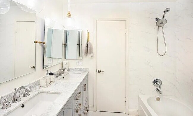 Building Photo - "Chic Pasadena Retreat: 1-Bedroom Gem with...