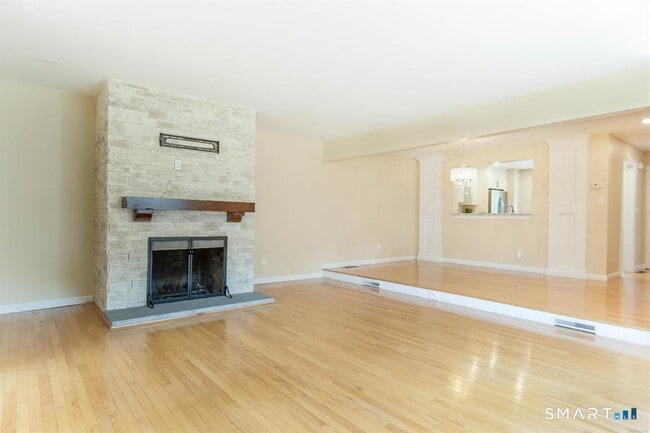 Building Photo - 309 Aspetuck Trail