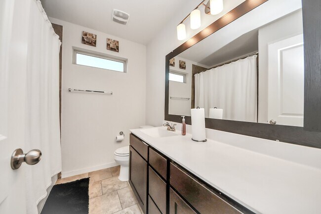 Building Photo - 622 Aberhill Dr
