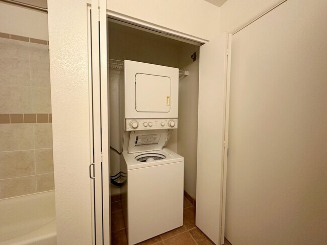 Building Photo - Kulana Knolls 1 bedroom townhome with TWO parking