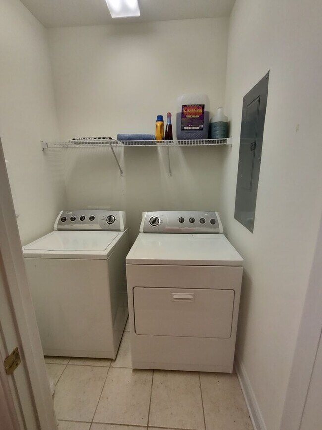 Building Photo - MOVE IN READY! 3rd Floor Condo with BEAUTIFUL Pond View! Central Location!