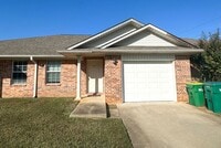 Building Photo - Galloping Way Triplex