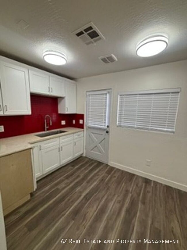 Building Photo - 502 E Cody Dr