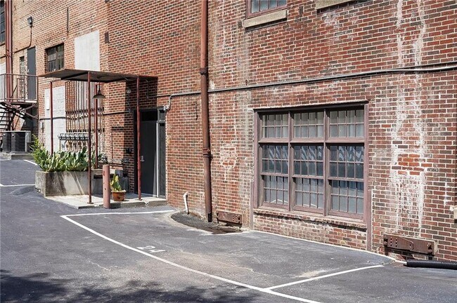 Building Photo - 650 Glen Iris Dr NE