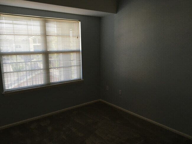 Building Photo - Beautiful Creekside at Parker Condominium!