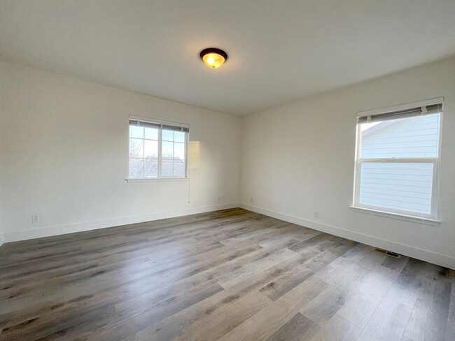 Building Photo - Spacious 4 bedroom home! Fenced backyard a...