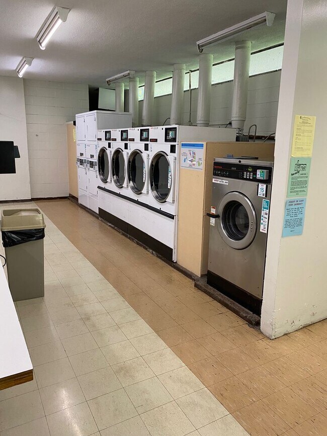 Building Photo - A one bedroom, one bath, NO parking apartm...